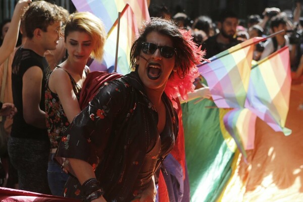 H αστυνομία στην Τουρκία έριξε πλαστικές σφαίρες και δακρυγόνα σε ακτιβιστές του Gay Pride