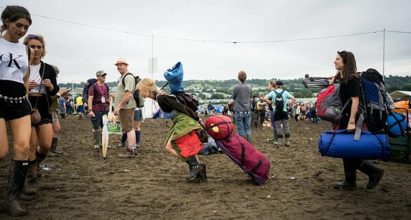 Glastonbury 2016 - Χύμα στη λάσπη με γαλότσες και βρώμικα σταράκια