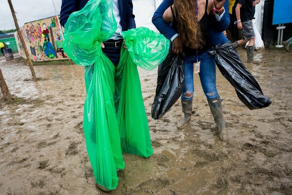 Glastonbury 2016 - Χύμα στη λάσπη με γαλότσες και βρώμικα σταράκια