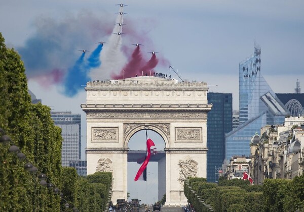 Η μεγαλειώδης παρέλαση στο Παρίσι για την επέτειο της Άλωσης της Βαστίλης