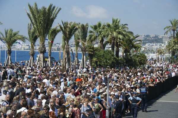 Μαύρες κορδέλες στο άγαλμα της Νίκης και χιλιάδες Γάλλοι στην Προμενάντ ντεζ Ανγκλέ τιμούν τα θύματα του μακελειού