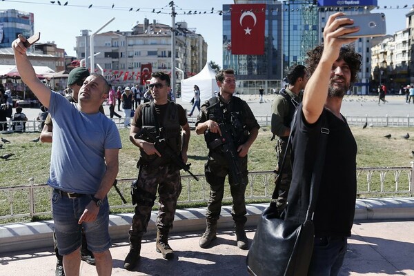 Selfies, στρατός και σημαίες παντού - Η Κωνσταντινούπολη σήμερα, την πρώτη μέρα της κατάστασης εκτάκτου ανάγκης