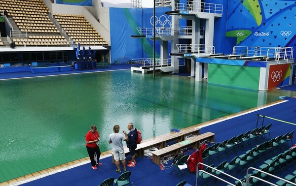 Ρίο: Πράσινα τα νερά και στην διπλανή πισίνα