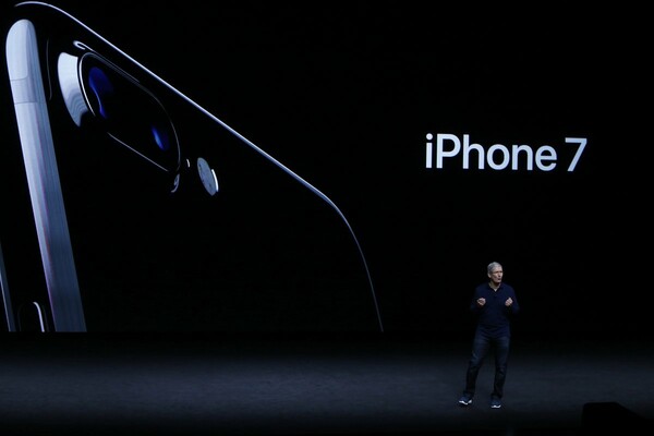 Το νέο iPhone 7 είναι εδώ, έχει διπλή κάμερα και είναι αδιάβροχο