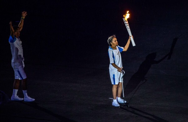 Ρίο 2016: Η παραολυμπιονίκης που έπεσε μεταφέροντας τη φλόγα, αλλά σηκώθηκε αμέσως και αποθεώθηκε από όλο το στάδιο