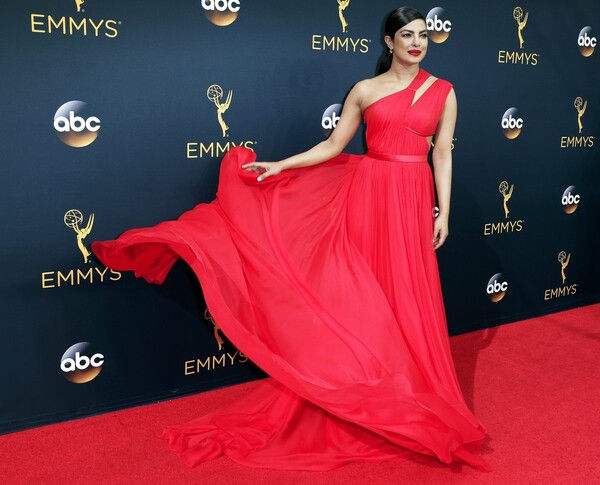 To κόκκινο χαλί των Emmy - 20 εμφανίσεις από την τελετή απονομής