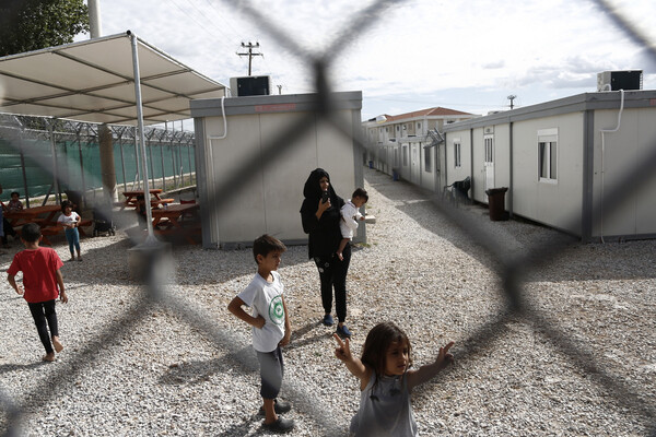 Ο Τόσκας εγκαινίασε τον νέο χώρο φιλοξενίας προσφύγων στην Αμυγδαλέζα