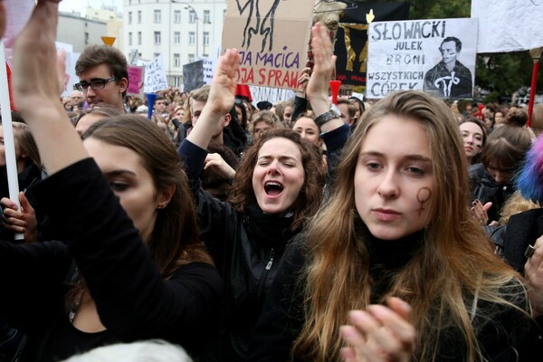 Πολωνία: Χιλιάδες μαυροφορεμένες γυναίκες διαδηλώνουν κατά της απαγόρευσης των αμβλώσεων