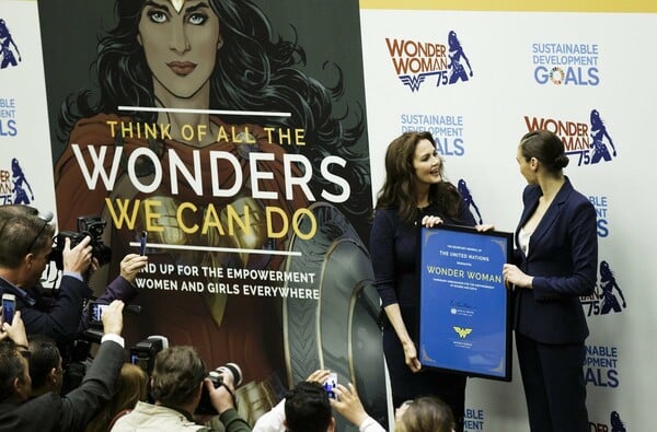 Παρά το πλήθος αντιδράσεων, η Wonder Woman έγινε η νέα πρέσβειρα του ΟΗΕ για τις γυναίκες