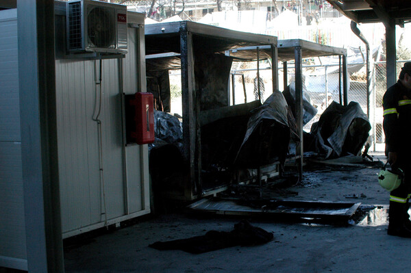 Καταστροφές σε οικίσκους της υπηρεσίας ασύλου από τη φωτιά στη Μόρια