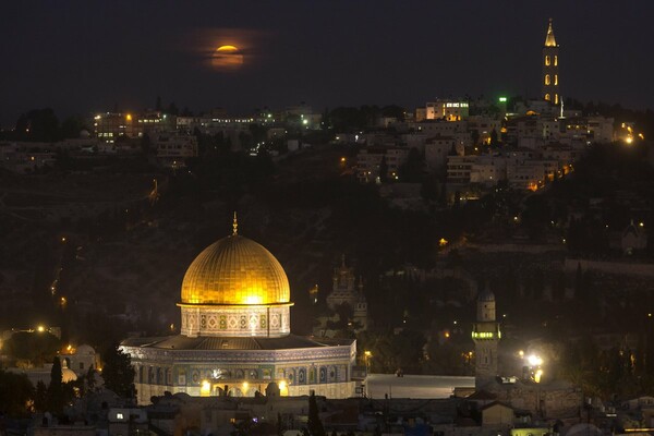 Supermoon: Η μεγαλύτερη Πανσέληνος των τελευταίων 70 ετών φωτίζει τον πλανήτη