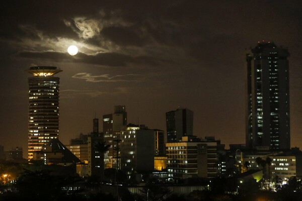 Supermoon: Η μεγαλύτερη Πανσέληνος των τελευταίων 70 ετών φωτίζει τον πλανήτη