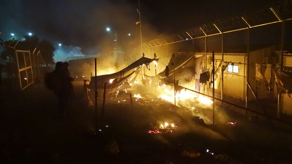 Oι φωτογραφίες από τη φωτιά και την καταστροφή στο hot spot στη Μόρια
