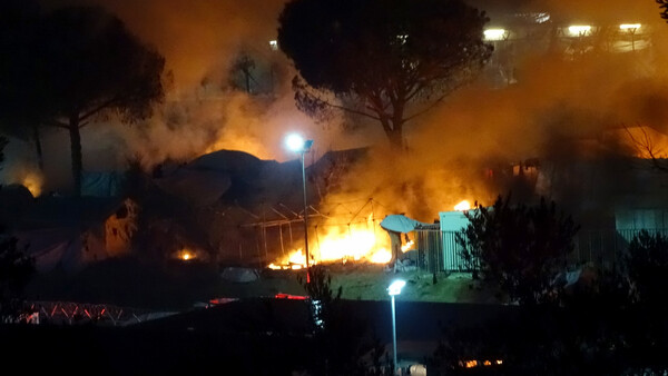 Oι φωτογραφίες από τη φωτιά και την καταστροφή στο hot spot στη Μόρια