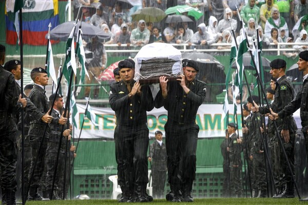 O Nεϊμάρ τιμά τους νεκρούς ποδοσφαιριστές της αεροπορικής τραγωδίας στην Κολομβία