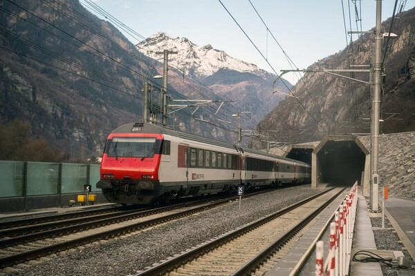 Οι Ελβετοί μόλις εγκαινίασαν με την πρώτη διέλευση τη μεγαλύτερη σιδηροδρομική σήραγγα του κόσμου