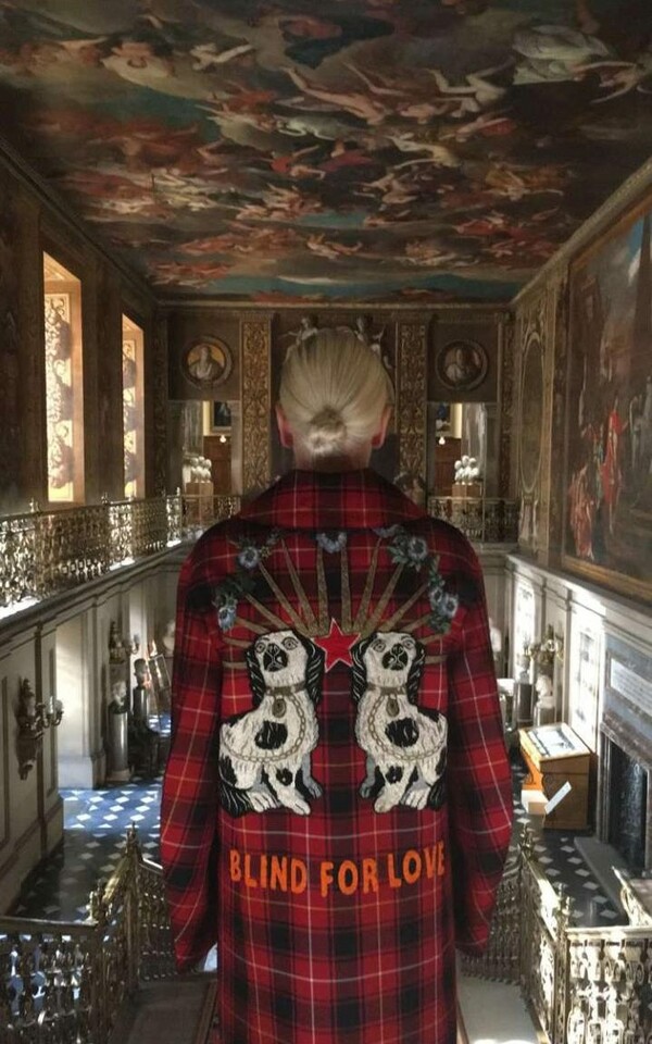 Η 79χρονη Βανέσα Ρεντγκρέιβ είναι το πρόσωπο της φετινής καμπάνιας του οίκου Gucci