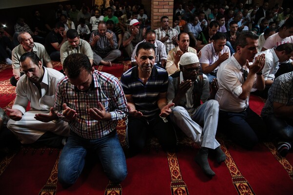 Οι Μουσουλμάνοι γιορτάζουν το τέλος του Ραμαζανιού - Φωτογραφίες από Αθήνα και Θεσσαλονίκη