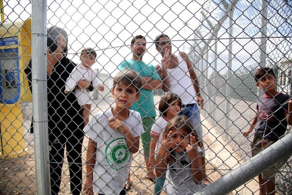 Ο Τόσκας εγκαινίασε τον νέο χώρο φιλοξενίας προσφύγων στην Αμυγδαλέζα