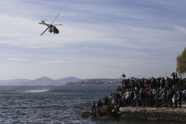 Αερομαχίες με F-16 ρίψεις νερού και διασώσεις στις επιδείξεις στο Παλαιό Φάληρο