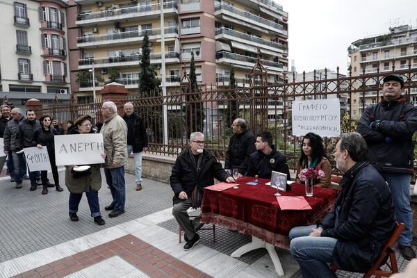 O Τσίπρας εγκαινίασε το νέο του γραφείο στη Θεσσαλονίκη και φωτογραφήθηκε ενώ απολάμβανε τη θέα