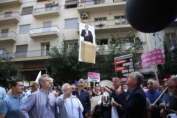 Με άλογα στο υπουργείο Υγείας η πορεία των γιατρών και των εργαζομένων του ΕΣΥ