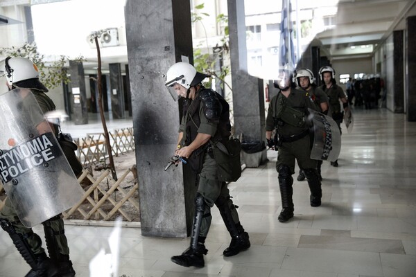 Θεσσαλονίκη: Πολίτες εμπόδισαν τον πλειστηριασμό πολύτεκνης οικογένειας με μέλος AμεA