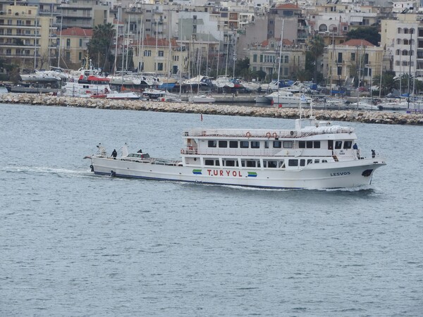 280 Έλληνες εγκλωβίστηκαν στο Αϊβαλί αφού κατασχέθηκε το πλοίο που τους μετέφερε από τη Λέσβο