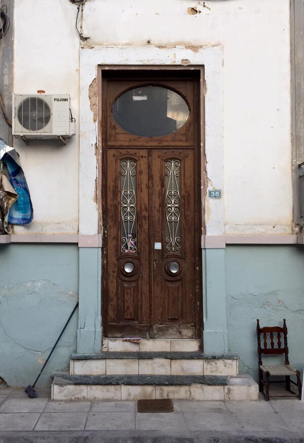 O Alexander Jaschik βλέπει τις πόρτες της Αθήνας ως καμβάδες και το αποτέλεσμα είναι πανέμορφο