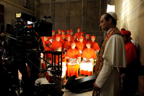 Βενετία: Ο νεαρός Πάπας του Σορεντίνο και ο άγιος στρατιώτης του Μελ Γκίμπσον