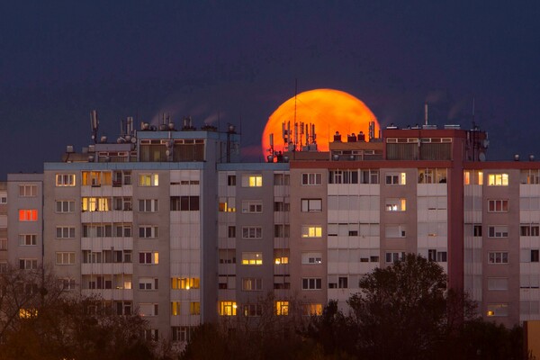 Κι άλλες φωτογραφίες από την πιο μαγική σελήνη που είδαμε ποτέ
