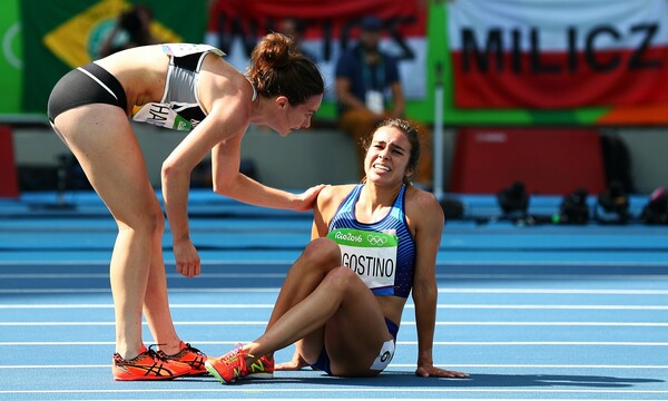 Ρίο: H συγκινητική στιγμή που δύο αθλήτριες αδιαφορούν για τα μετάλλια και βοηθούν η μία την άλλη
