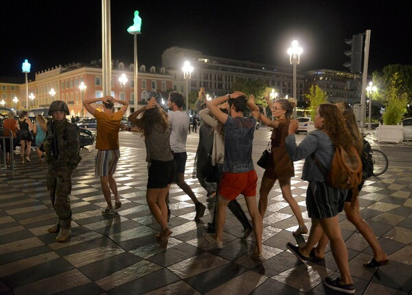 30 συγκλονιστικές φωτογραφίες από την αιματηρή επίθεση στη Νίκαια