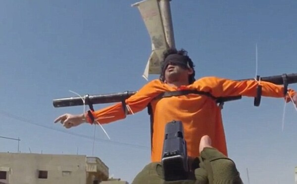 Οι τζιχαντιστές δημοσιοποιούν βίντεο με σταυρώσεις και βάρβαρες εκτελέσεις κρατουμένων