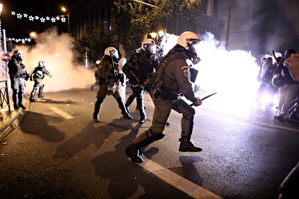 Πεδίο μάχης τα Εξάρχεια και το Πολυτεχνείο - Φωτογραφίες από τα επεισόδια