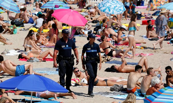 Κάννες: Έλεγχοι και πρόστιμα της γαλλικής αστυνομίας σε μουσουλμάνες που φορούσαν μπουρκίνι στην παραλία
