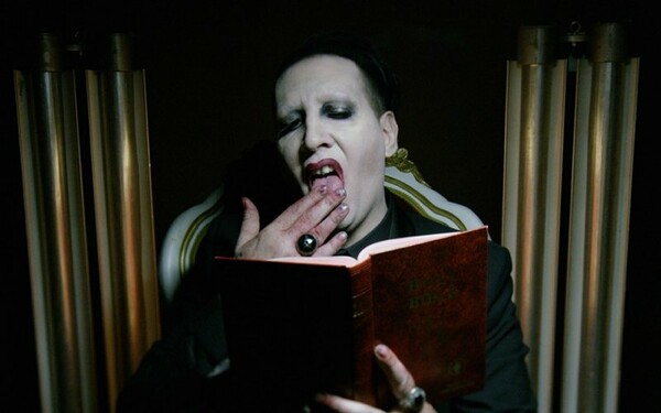 Ο Marilyn Manson σοκάρει τις ΗΠΑ την ημέρα των εκλογών με ένα αιρετικό και αιματηρό βίντεο (ΝSFW)