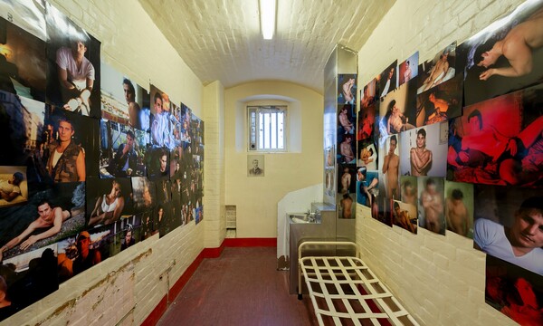 Μια νέα μπαλάντα της Ναν Γκόλντιν για τον Όσκαρ Ουάϊλντ, στο κελί της φυλακής του Ρέντινγκ