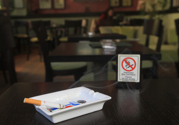 Eurostat: Το 64% των Ελλήνων υποφέρουν από το παθητικό κάπνισμα