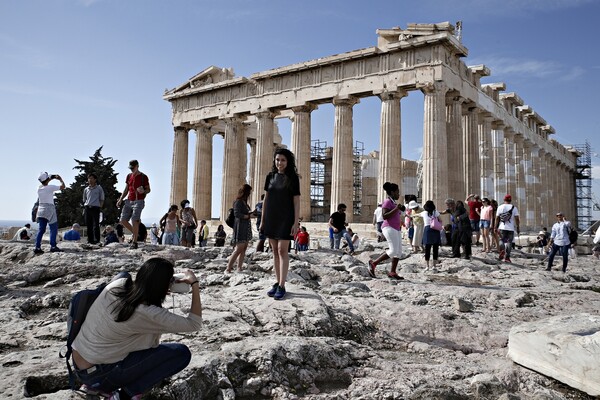 Aναντιστoιχία ανάμεσα σε έσοδα και αφίξεις τουριστών στην Ελλάδα- Πώς εξηγεί το φαινόμενο ο ΣΕΤΕ