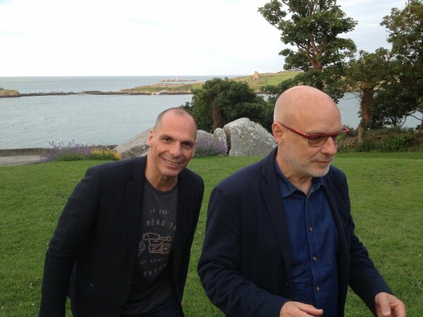 Ο Brian Eno και ο Γιάνης Βαρουφάκης τα έχουν βρει σε πολλά― ακόμη και στα μουσικά