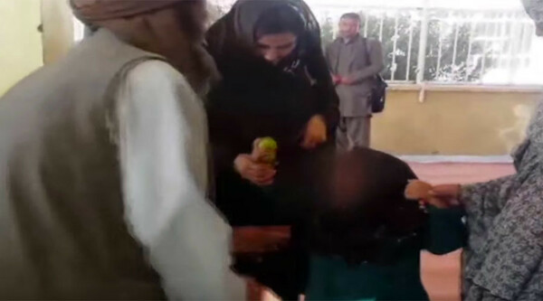 Αφγανιστάν: Πατέρας πούλησε την 6χρονη κόρη του για σύζυγο σε ιμάμη για μια κατσίκα και λίγα τρόφιμα (video)