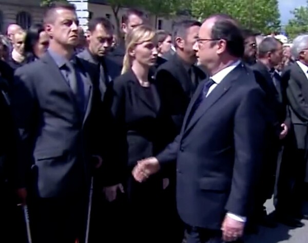 Γάλλος αστυνομικός αρνήθηκε χειραψία στον Πρόεδρο και στον Πρωθυπουργό της χώρας
