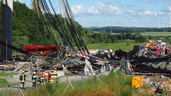 Γέφυρα κατέρρευσε στη Βαυαρία- Ένας νεκρός και τραυματίες