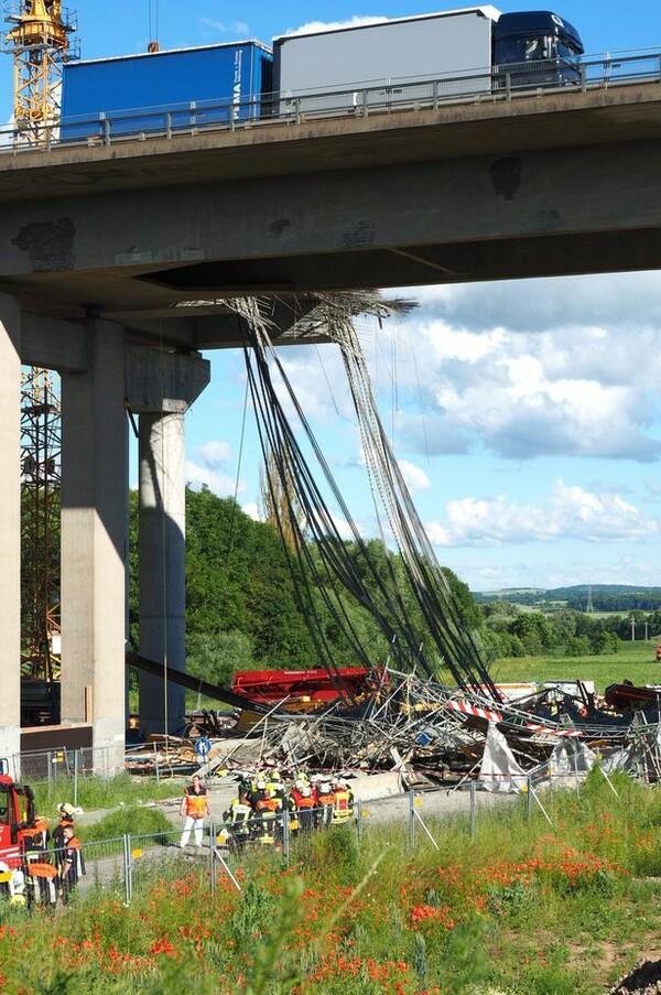 Γέφυρα κατέρρευσε στη Βαυαρία- Ένας νεκρός και τραυματίες