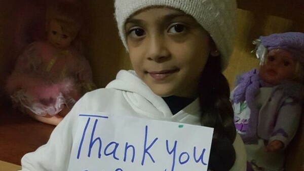H 7χρονη που περιέγραφε τη ζωή της στο Χαλέπι μέσω Twitter εγκαταλείπει το σπίτι της