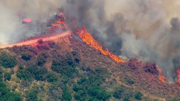 Στο έλεος πυρκαγιών και του καύσωνα η Καλιφόρνια- Εκατοντάδες πολίτες απομακρύνθηκαν από τα σπίτια τους