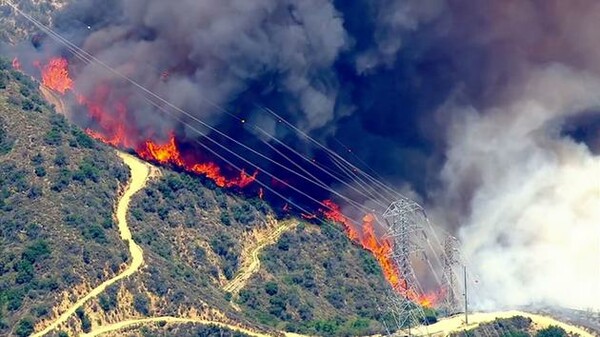 Στο έλεος πυρκαγιών και του καύσωνα η Καλιφόρνια- Εκατοντάδες πολίτες απομακρύνθηκαν από τα σπίτια τους