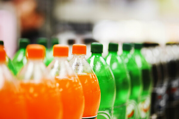 Η Βρετανία βάζει φόρο στα αναψυκτικά με πρόσθετη ζάχαρη για να καταπολεμήσει την παιδική παχυσαρκία