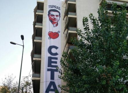 Πανό στα γραφεία του ΣΥΡΙΖΑ κρέμασε η Greenpeace